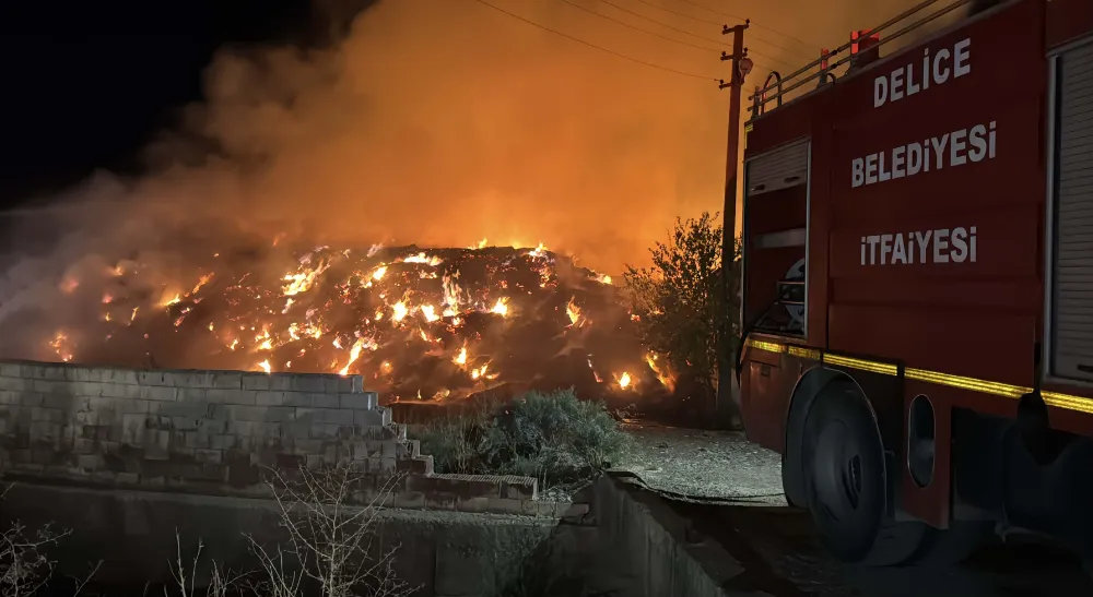 Saman balyalarında çıkan yangına müdahale ediliyor