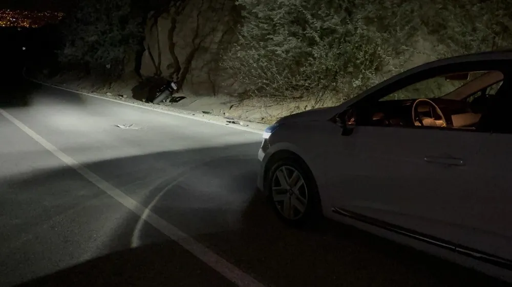 Otomobilin arkadan çarptığı motosiklet yoldan çıktı: 1 yaralı