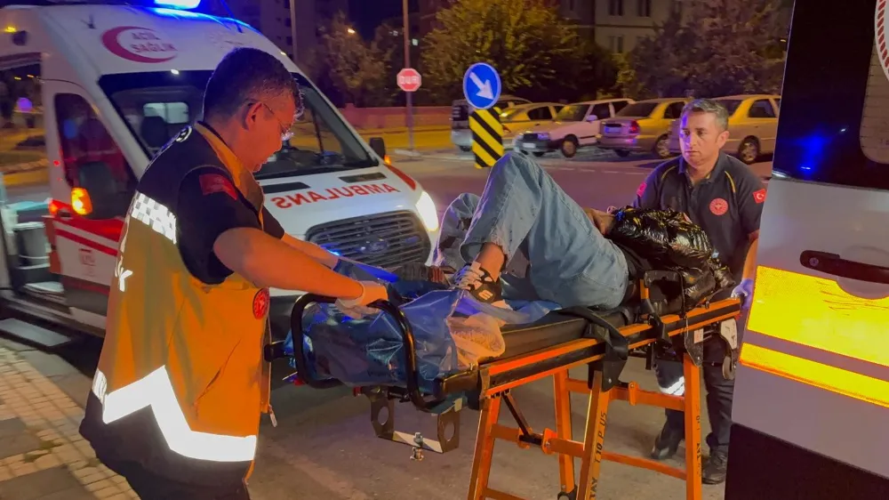 Parkta bıçaklı kavga: 2 yaralı