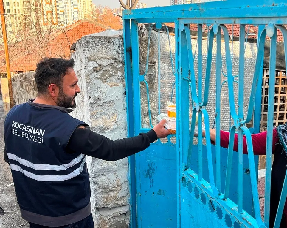 Kocasinan’da her gün 4 çeşit sıcak yemek evlere ulaşıyor
