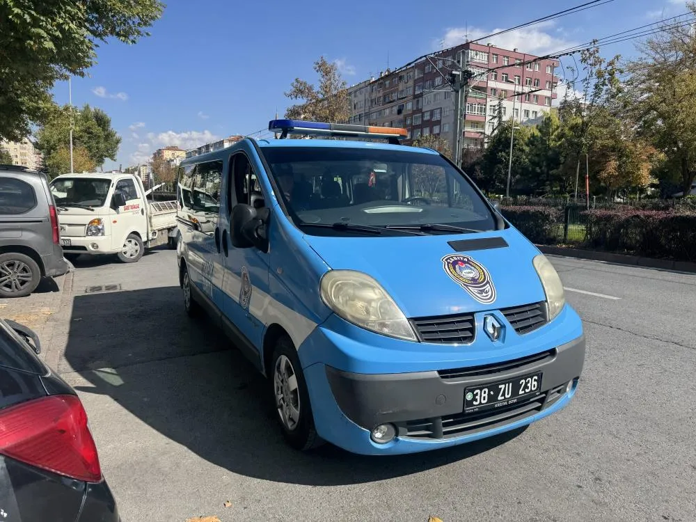  Zabıtadan yaya yoluna park eden araç ve sürücülerine denetim