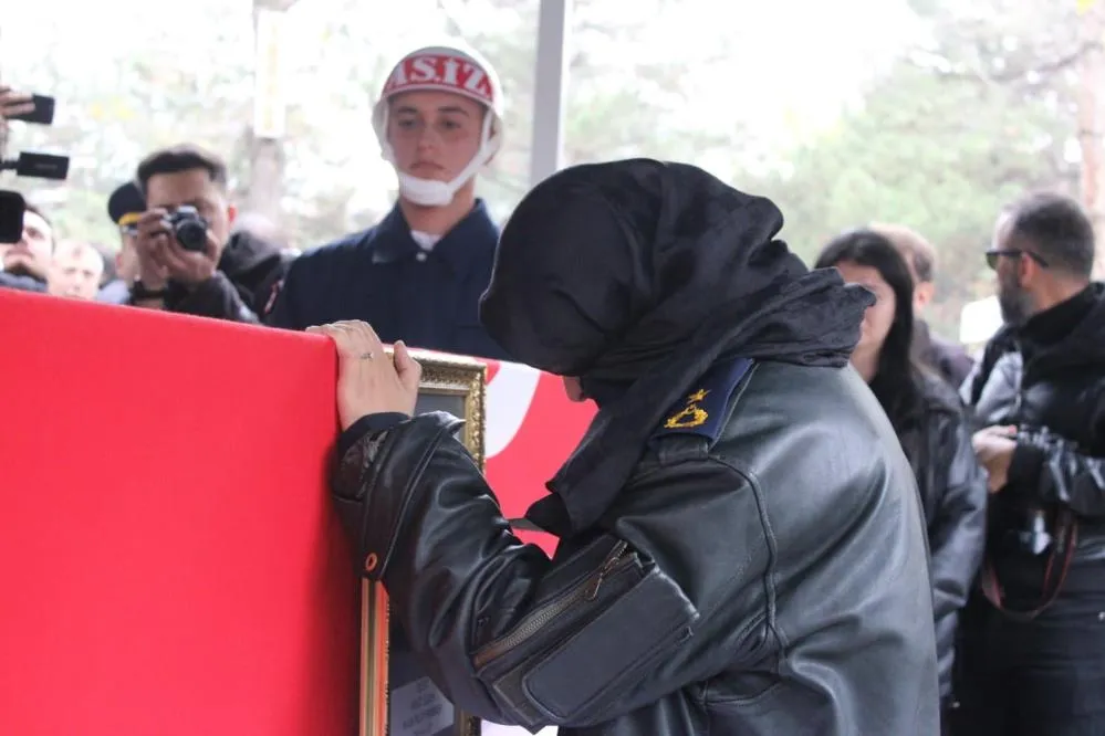 Şehit eşini askeri montuyla son yolculuğuna uğurladı