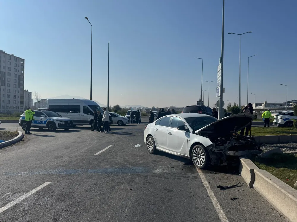 İki otomobil çarpıştı, 5 yaralı!