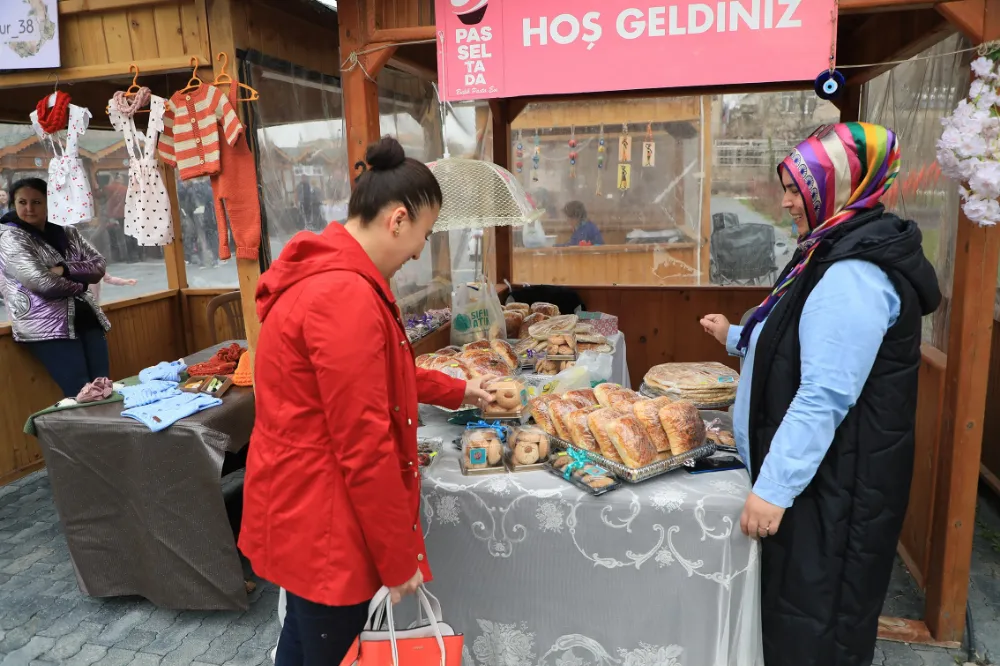 Maharetli Eller Pazarı Kasım’da yine dolup taştı