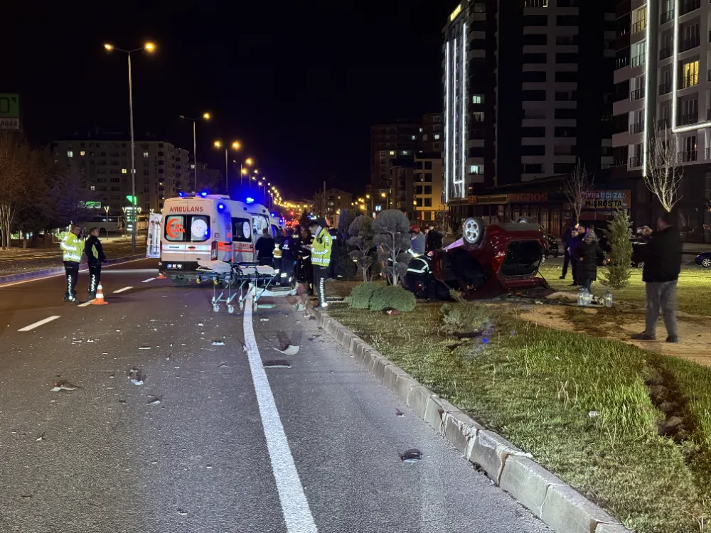 Kavşakta çarpışan iki otomobildeki 4 kişi yaralandı