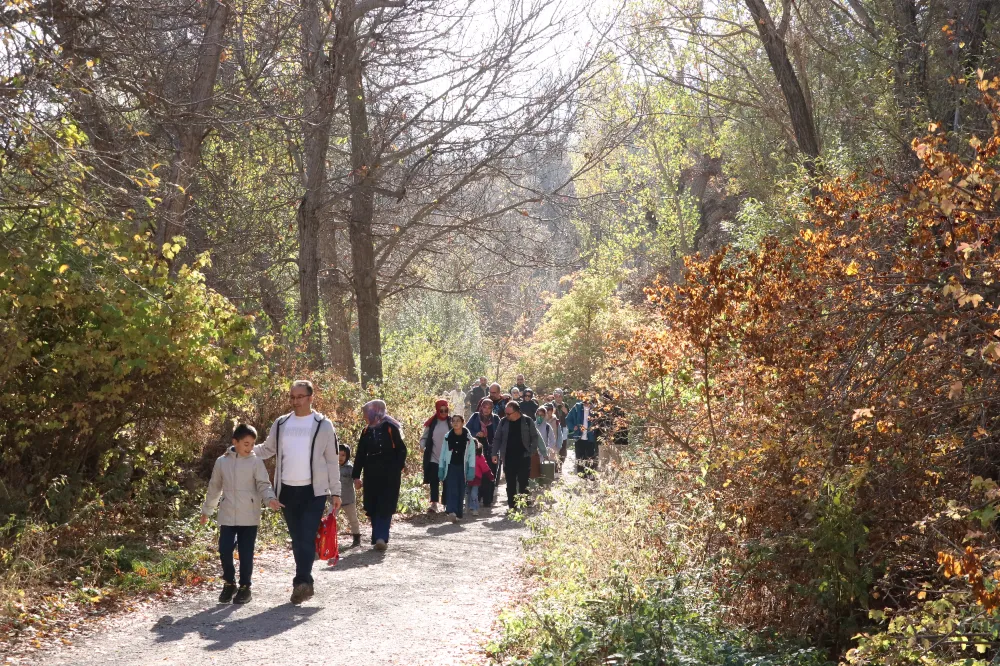 Doğa tutkunları sonbahar renklerine bürünen Koramaz Vadisi
