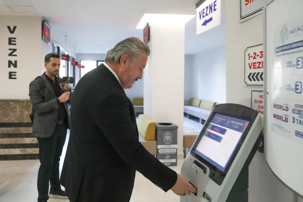 Başkan Palancıoğlu veznede emlak vergisini ödedi