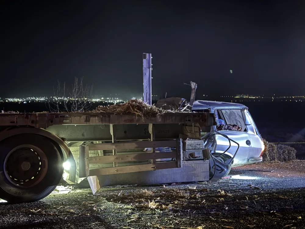 Park halindeki tıra arkadan çarpan otomobildeki 2 kişi öldü