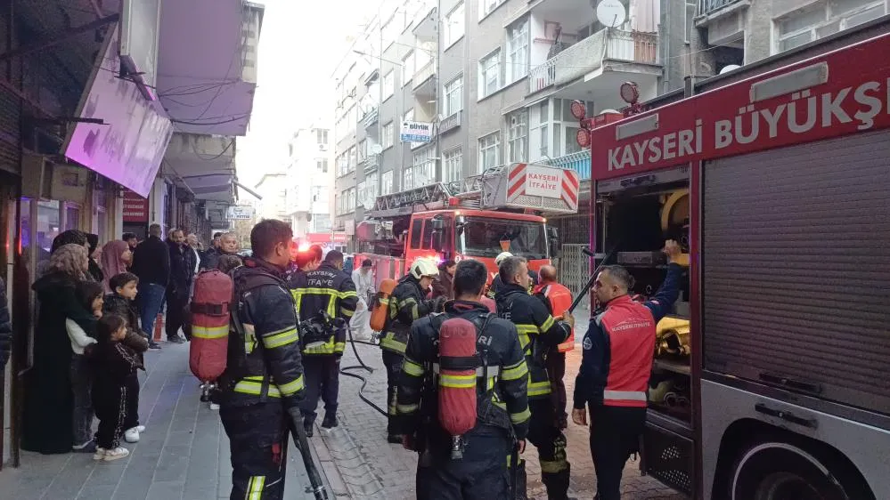 Apartmanın koridorunda çıkan yangın paniğe neden oldu