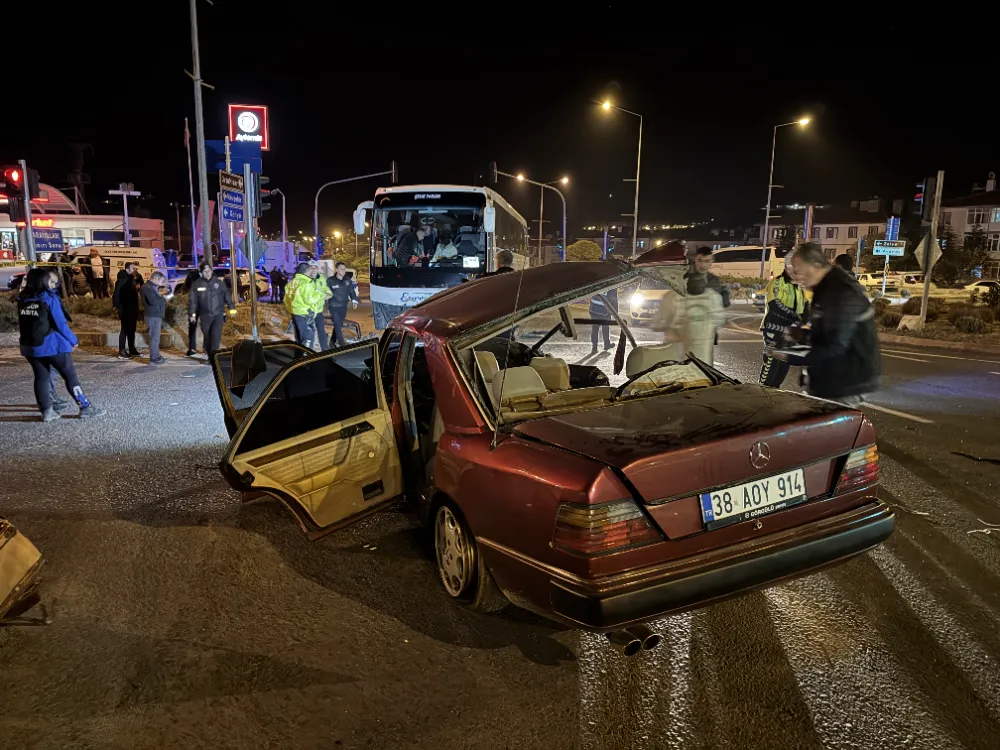 Tur otobüsü ile çarpışan otomobilde 2 kişi öldü, 3 kişi yaralandı