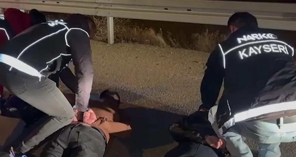  Uyuşturucu tacirlerinin aracından 1 kilo uyuşturucu çıktı