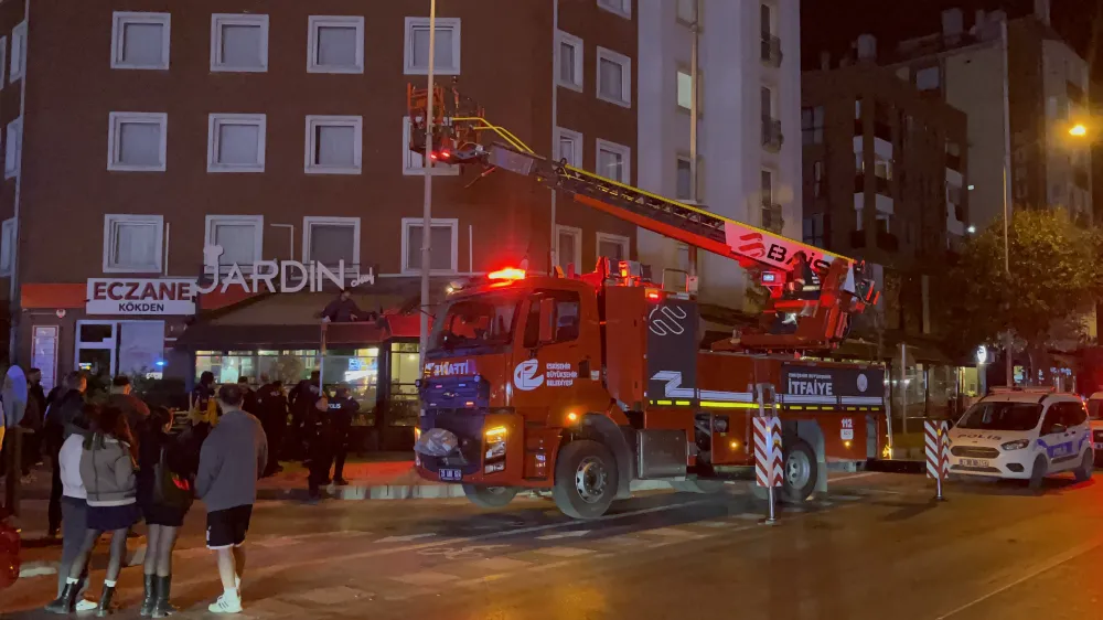 Kafe tentesinde mahsur kalan genç kurtarıldı