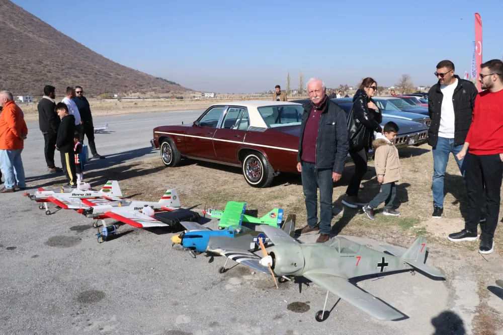Klasik otomobil ve model uçak tutkunları gösteri sundu