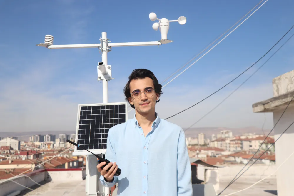 Üniversite öğrencisi evinin çatısına taşınabilir hava durumu sistemi kurdu