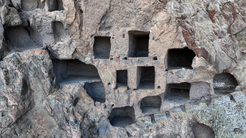 Kayaların içine kurulan 2 bin yıllık 