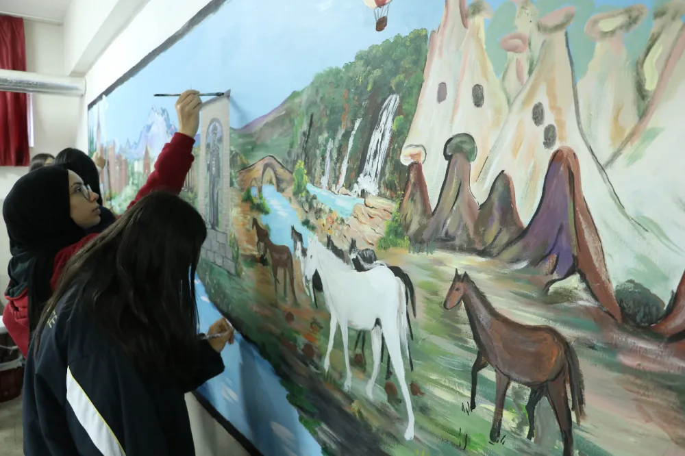 Lise öğrencileri okul koridorlarını çizdikleri resimlerle sanat sokağına çevirdi