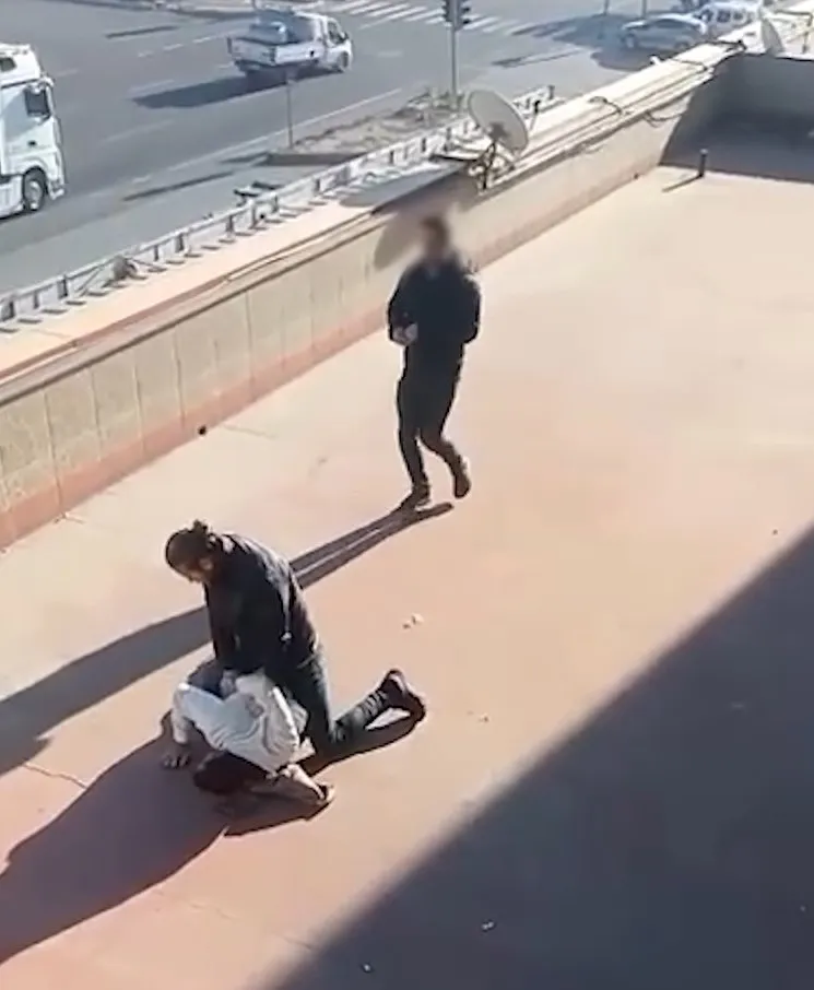 3 ilde aranan kişi terasta yakalandı