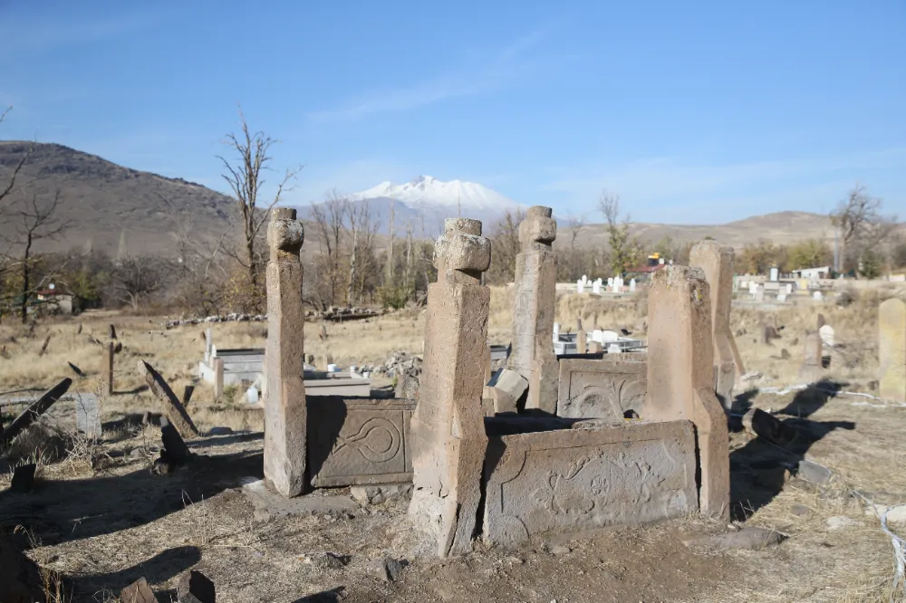 Türk boyları ve Osmanlı dönemi bezemeli mezar taşları belgelendi