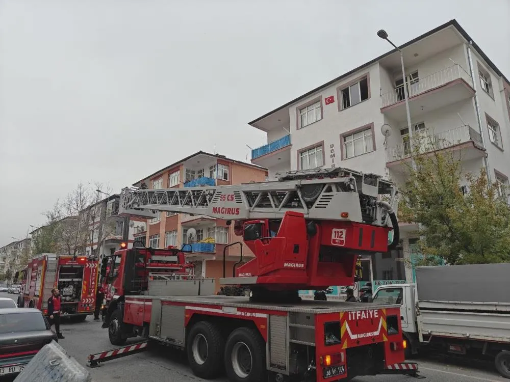 Kendini kilitlediği evini ateşe verdi