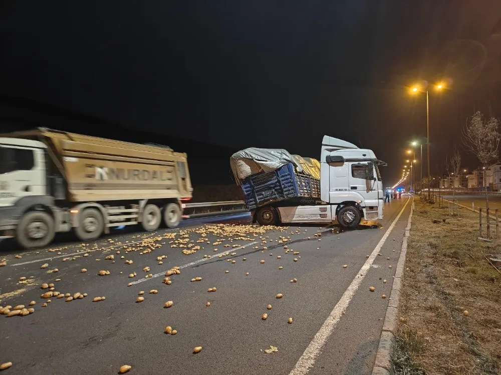 Rampa aşağı inen tır makasladı, onlarca kilo patates yola saçıldı