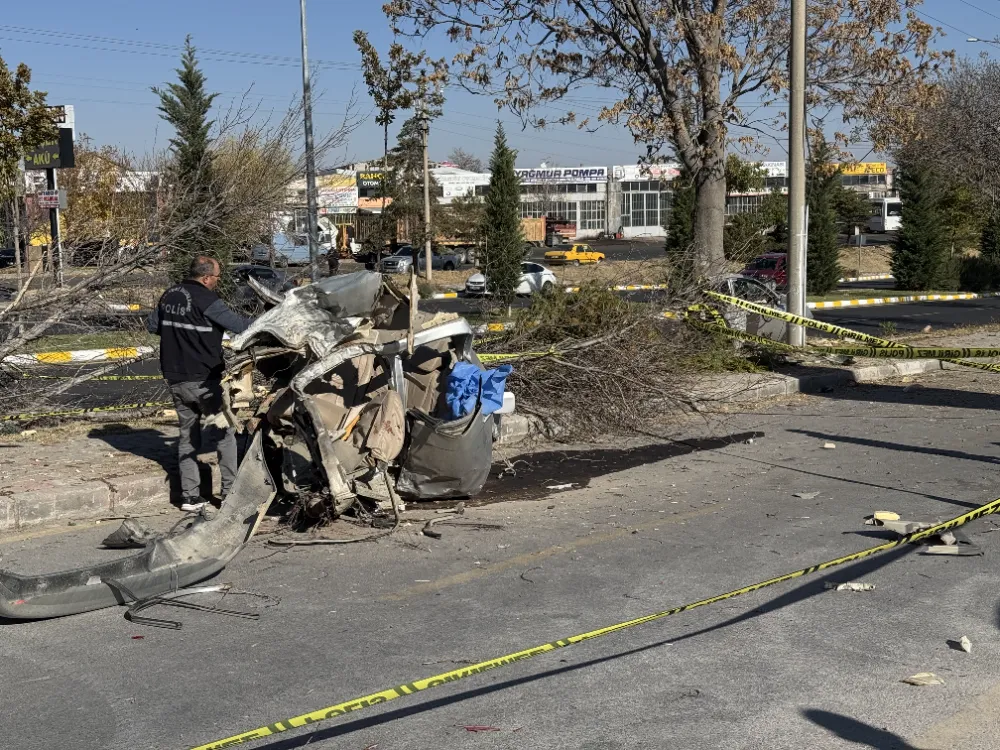 Ağaca çarparak ikiye bölünen araçtaki 2 çocuk öldü, 1 çocuk yaralandı