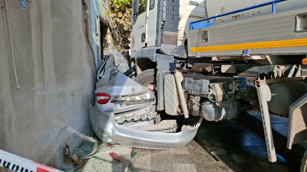 Başkentte 3 aracın karıştığı kazada 2 kişi yaralandı