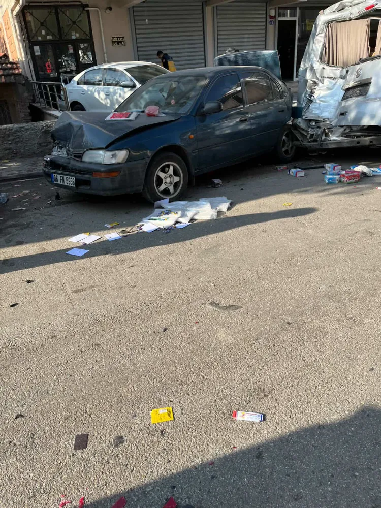 Freni patlayan kamyon park halindeki araçlara çarparak durdu