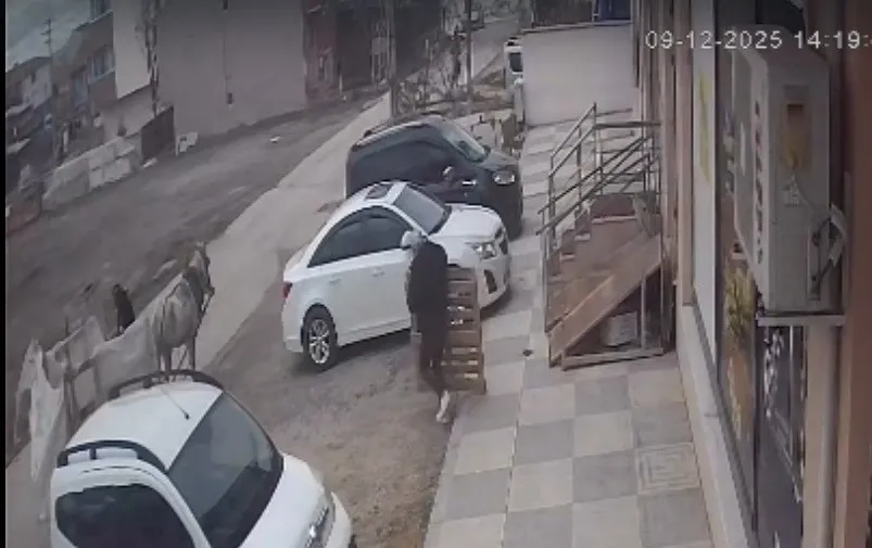  Bina önünden malzemeleri izinsiz alan şüpheliler kameraya yakalandı