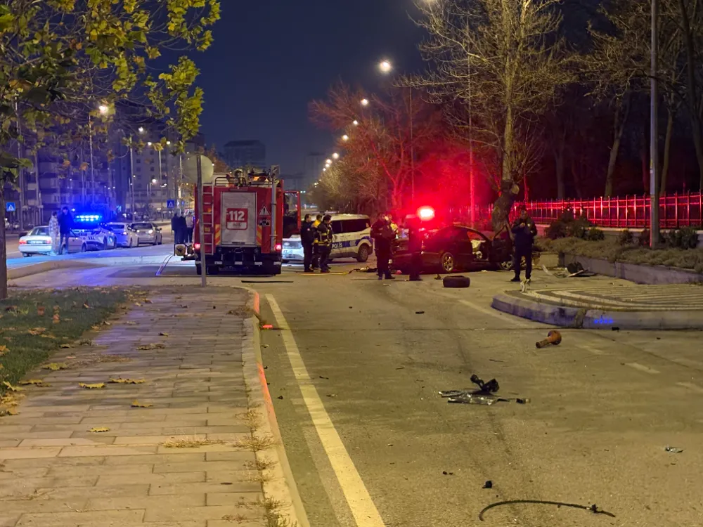 Kaldırıma çarpan otomobil 200 metre savruldu: 1 ölü, 1 ağır yaralı