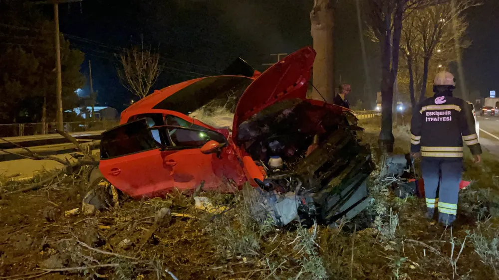 Ağaca çarpan otomobilin sürücüsü yaralandı