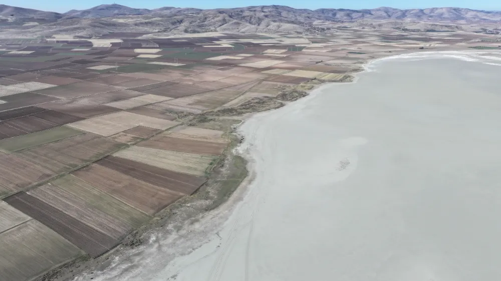 Tamamen kuruyan Seyfe Gölü Kuş Cenneti sessizliğe büründü