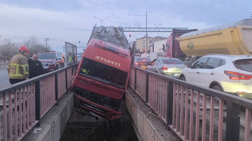 İki köprü arasında asılı kalan itfaiye aracındaki 3 görevli yaralandı