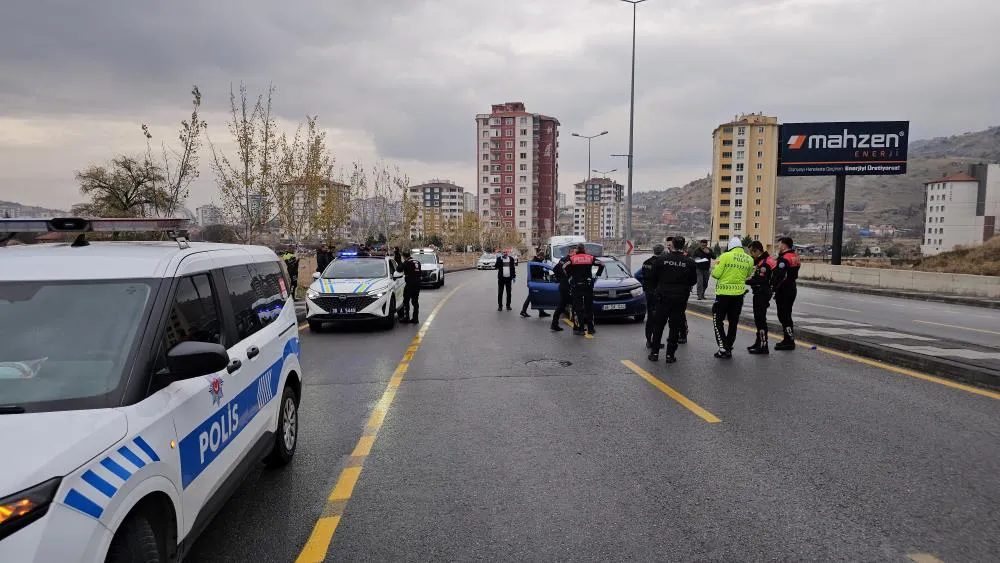 3 polis aracına çarparak kaçan şüpheli araç lastiklerine ateş edilerek yakalandı