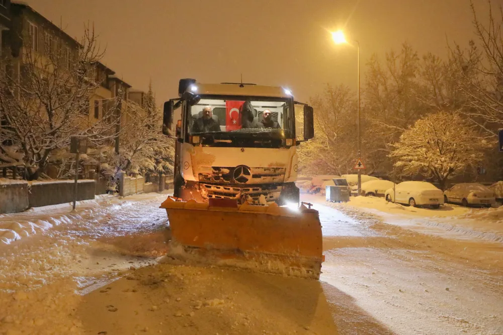 Melikgazi Belediyesi karla mücadele çalışmalarını sürdürüyor