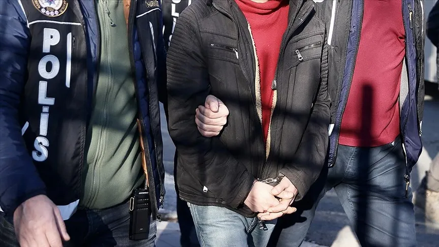 Umumi tuvaletin musluklarını yakan 2 kişi yakalandı