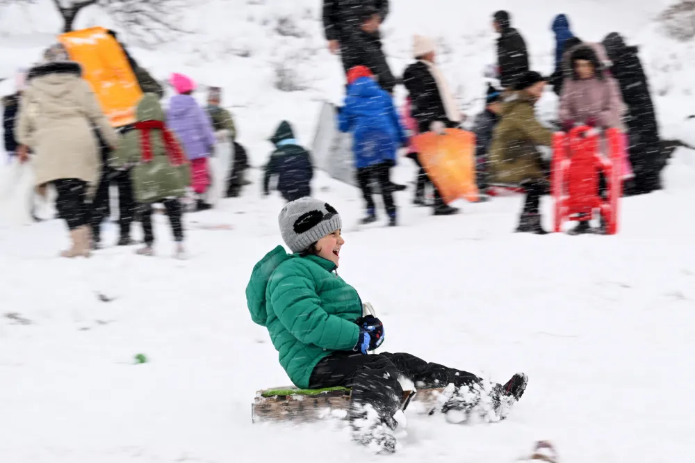Çocuklar kar tatilini fırsat bildi, doyasıya eğlendi