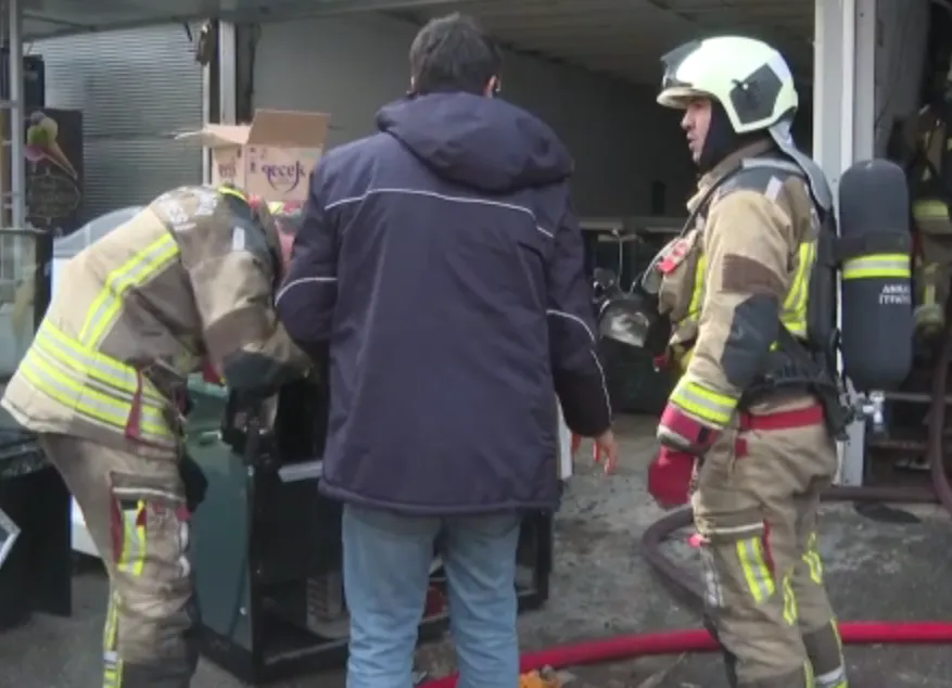 Mobilya dükkanında çıkıp 2 dükkana daha sıçrayan yangın söndürüldü