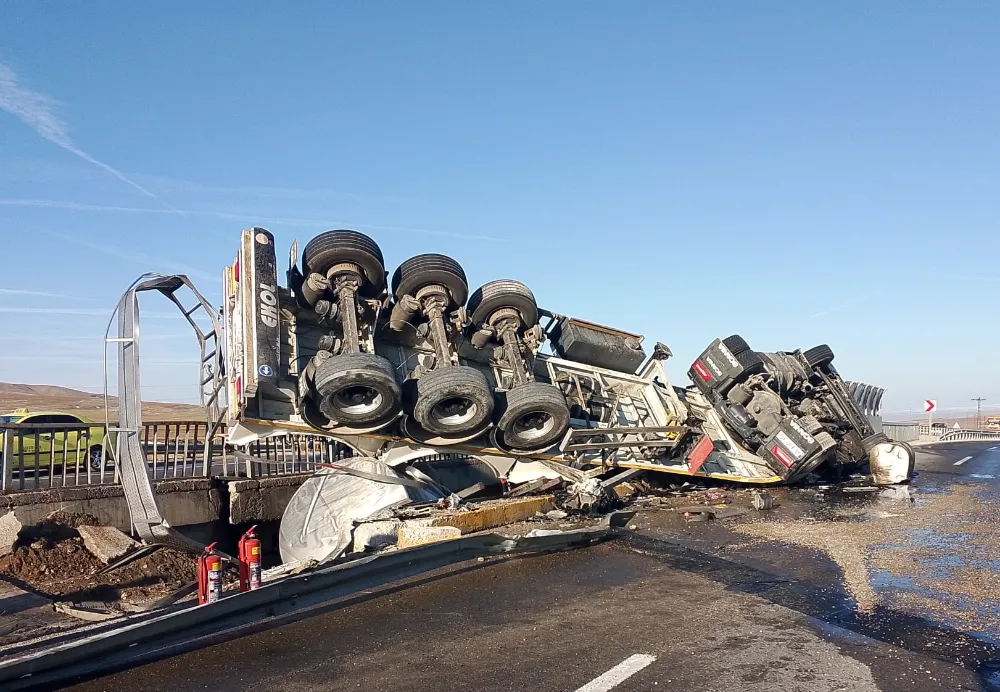 Köprü bariyerlerine çarpan tırın sürücüsü hayatını kaybetti