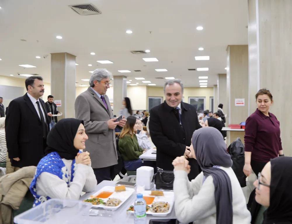 Rektör Altun, öğrencilerle iftar yaptı