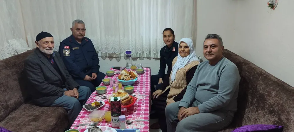 Jandarma ekipleri şehit ailelerini iftarda yalnız bırakmıyor