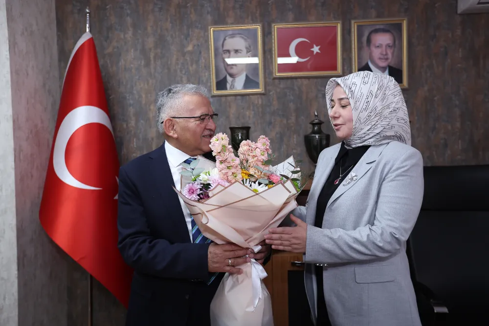 Başkan Büyükkılıç mesai arkadaşlarının Kadınlar Günü’nü kutladı