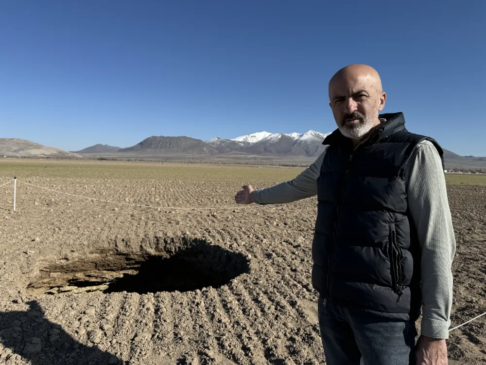 Tarlada dev bir obruk oluştu!