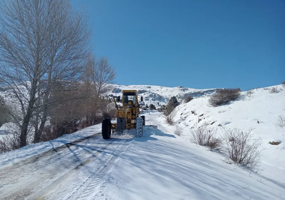 Kar yağışı nedeniyle kapanan 90 mahalle yolu ulaşıma açıldı