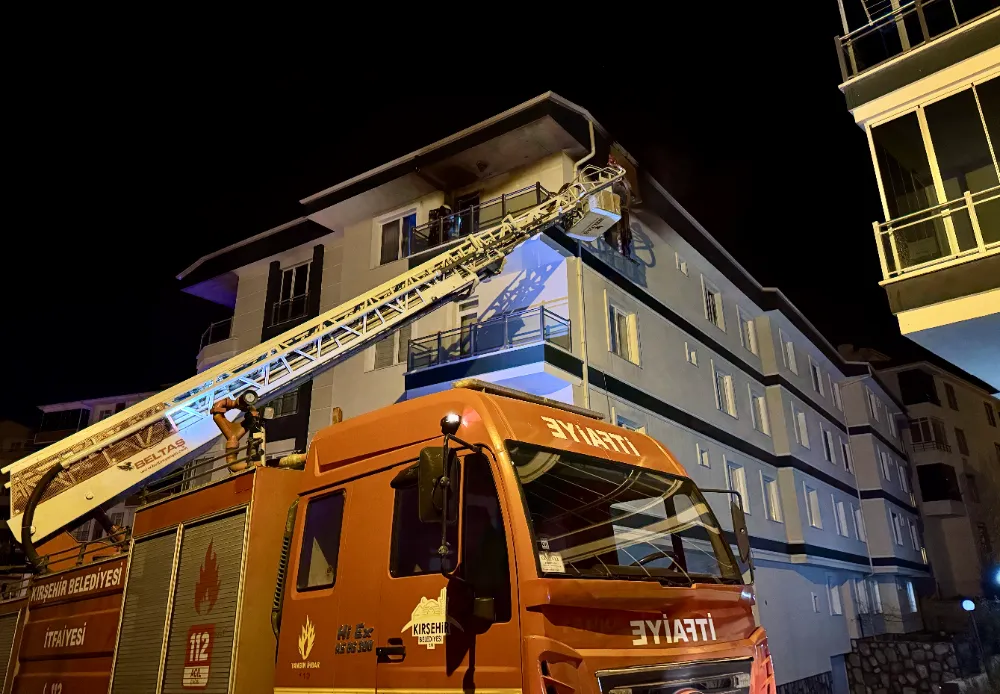 Evde çıkan yangında 3 kişi dumandan etkilendi