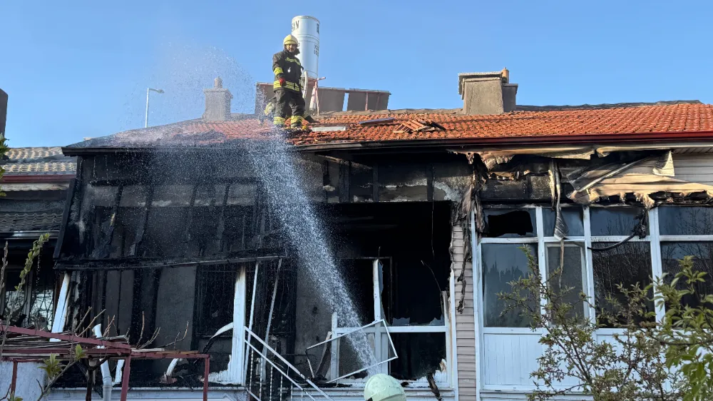 Eski eşini ve komşu çifti darbeden şüpheli evi yaktı