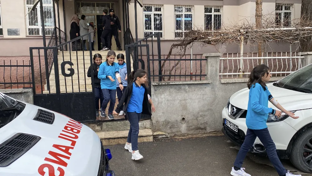 13 öğrenci gıda zehirlenmesi şüphesiyle hastaneye kaldırıldı