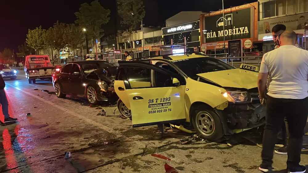 Zincirleme kaza: 4 araç çarpıştı, 5 kişi yaralandı