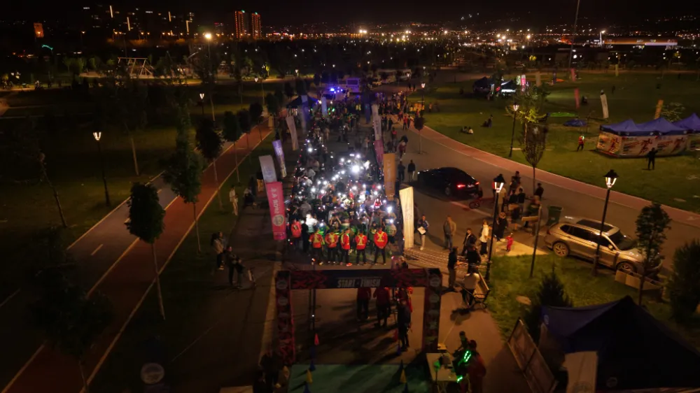 Yüzlerce sporcu gece koşusunda buluştu!