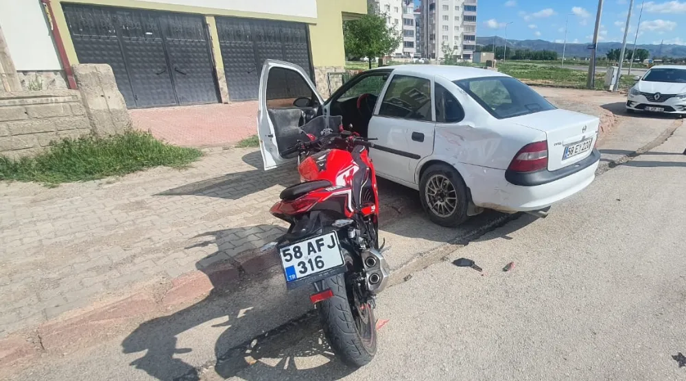 Motosiklet ve otomobil çarpıştı: 2 yaralı
