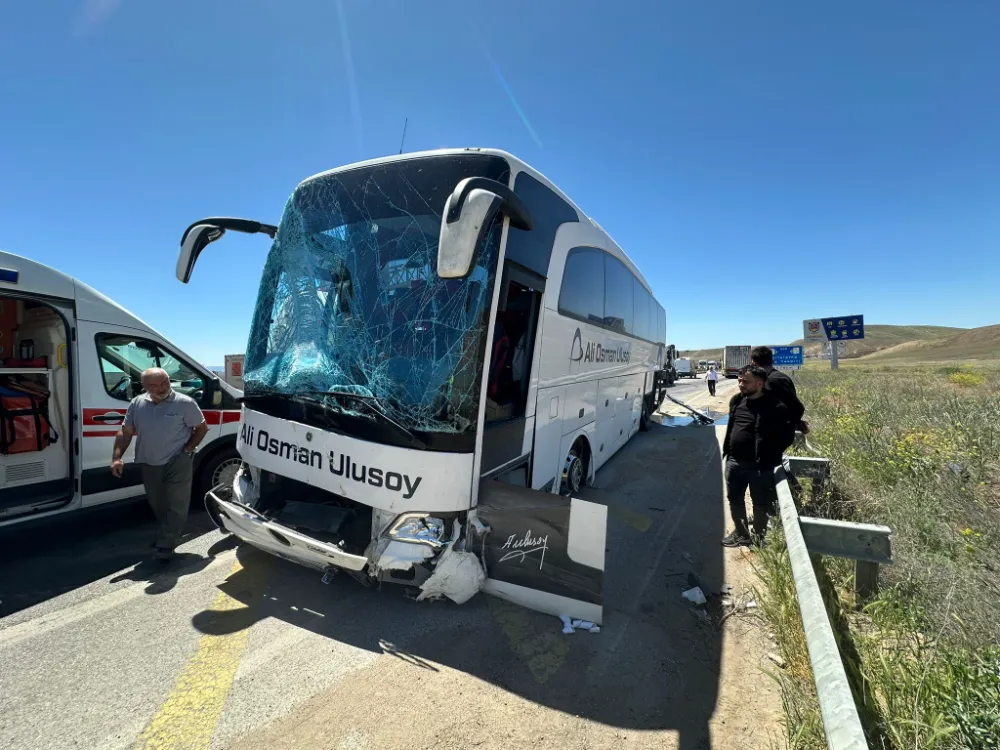 Yolcu otobüsü PTS direğine çarptı: 2 yaralı 